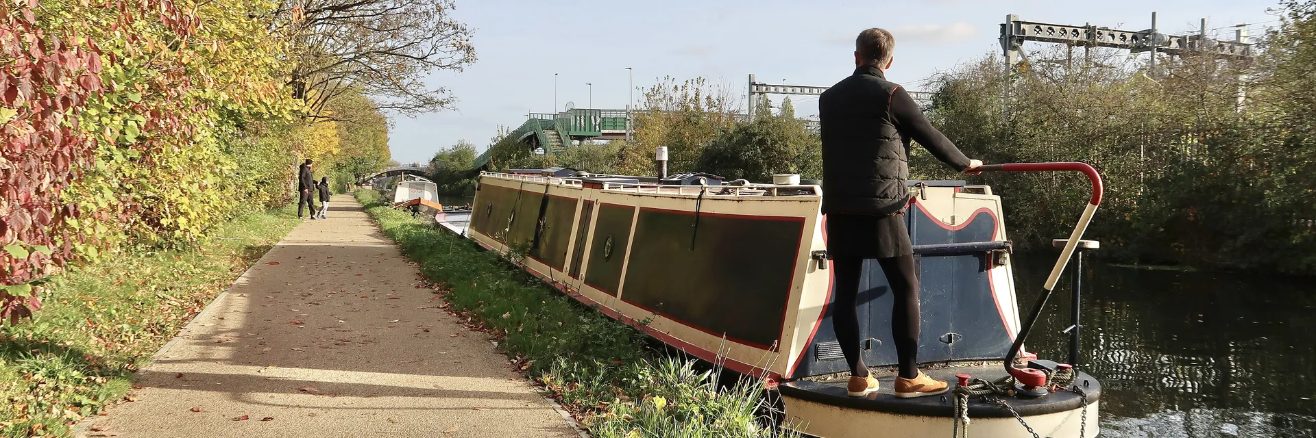 Steering a narrowboat along a canal